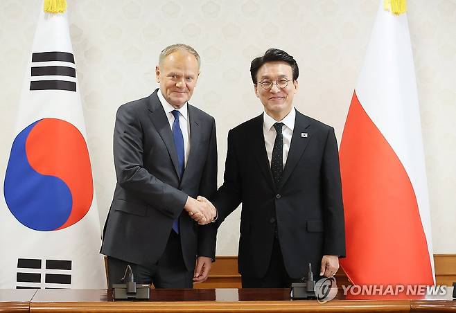 악수하는 김민석 총리와 투스크 폴란드 총리 (서울=연합뉴스) 이정훈 기자 = 김민석 국무총리가 13일 서울 종로구 정부서울청사에서 도날트 투스크 폴란드 총리와 회담을 하기에 앞서 악수하고 있다. 2026.4.13 uwg806@yna.co.kr