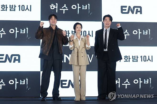 드라마 '허수아비' 제작발표회 (서울=연합뉴스) 강민지 기자 = 배우 박해수(왼쪽부터), 곽선영, 이희준이 13일 서울 구로구 더세인트에서 열린 ENA 드라마 '허수아비' 제작발표회에서 포즈를 취하고 있다. 2026.4.13 mjkang@yna.co.kr