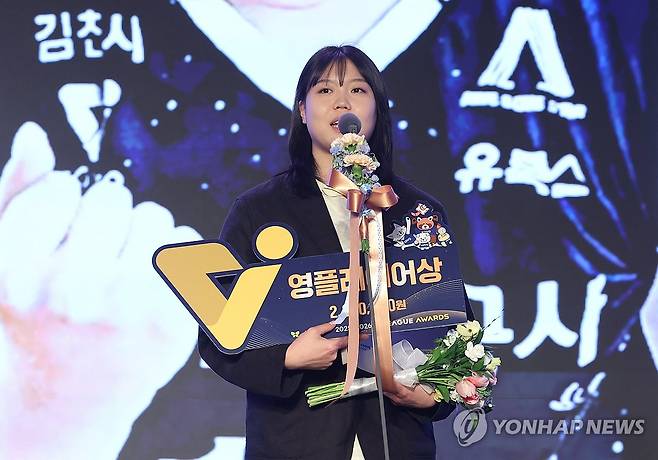 한국도로공사 이지윤, 영플레이어상 수상 (서울=연합뉴스) 임화영 기자 = 13일 서울 광진구 그랜드워커힐호텔에서 열린 프로배구 2025-2026 V리그 시상식에서 한국도로공사 이지윤이 여자부 영플레이어상을 수상한 뒤 소감을 밝히고 있다. 2026.4.13 hwayoung7@yna.co.kr