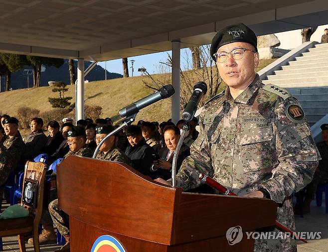 이상렬 제49대 육군 3군단장 취임 (인제=연합뉴스) 19일 강원 인제군 육군 3군단 사령부에서 열린 제49대 군단장 취임식에서 이상렬 신임 군단장이 취임사를 하고 있다. 2025.11.19 [육군 3군단 제공. 재판매 및 DB 금지] yangdoo@yna.co.kr