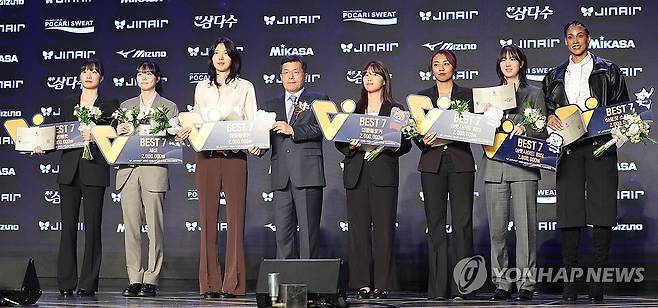 프로배구 시상식 여자부 베스트7 (서울=연합뉴스) 임화영 기자 = 13일 서울 광진구 그랜드워커힐호텔에서 열린 프로배구 2025-2026 V리그 시상식에서 한국도로공사 문정원(왼쪽부터)·현대건설 김다인·현대건설 양효진·흥국생명 피치 대리수상자·현대건설 자스티스·한국도로공사 강소휘·GS칼텍스 실바가 여자부 베스트7을 수상하고 있다. 2026.4.13 hwayoung7@yna.co.kr