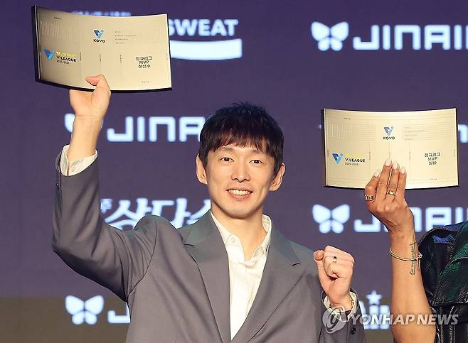 대한항공 한선수, MVP의 주인공 (서울=연합뉴스) 임화영 기자 = 13일 서울 광진구 그랜드워커힐호텔에서 열린 프로배구 2025-2026 V리그 시상식에서 최우수선수(MVP)를 수상한 대한항공 한선수가 기념촬영하고 있다. 2026.4.13 hwayoung7@yna.co.kr