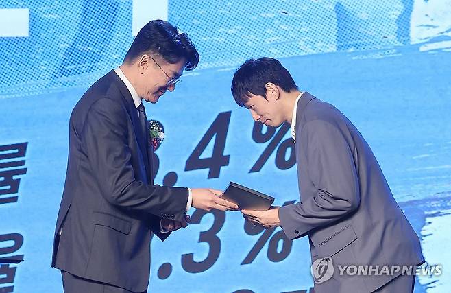 대한항공 한선수, MVP의 주인공 (서울=연합뉴스) 임화영 기자 = 13일 서울 광진구 그랜드워커힐호텔에서 열린 프로배구 2025-2026 V리그 시상식에서 대한항공 한선수가 조원태 한국배구연맹 총재로 부터 남자부 정규리그 최우수선수(MVP)를 수상하고 있다. 2026.4.13 hwayoung7@yna.co.kr