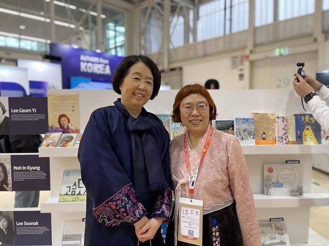 2026 볼로냐 국제아동도서전에 참석한 이금이(오른쪽) 작가 [KBBY 제공. 재판매 및 DB 금지]