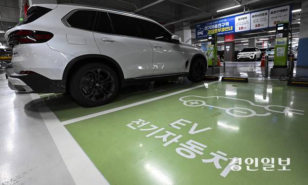전용 충전구역에 주자된 전기차. /경인일보DB