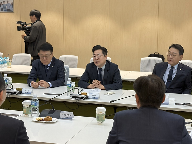 ▲ 14일 더불어민주당 인천시장 후보인 박찬대(가운데) 국회의원과 허종식(왼쪽)·김교흥(오른쪽) 의원이 서구 청라국제도시에 위치한 하나금융그룹 통합데이터센터를 방문해 이호성 하나은행장을 비롯한 관계자들과 이야기를 나누고 있다.