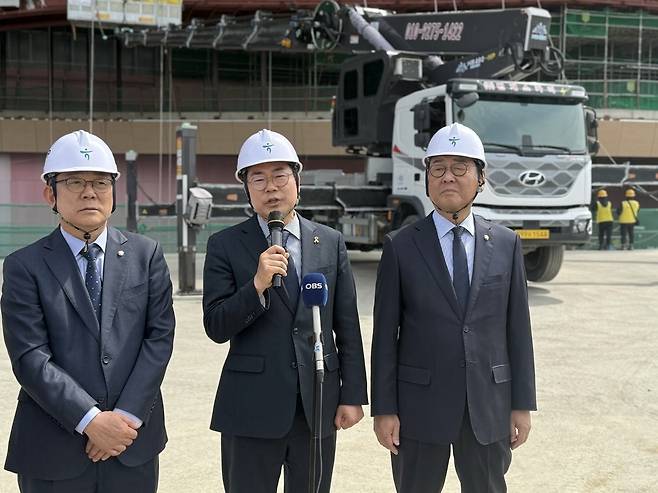 ▲ 인천 서구 청라국제도시에 있는 하나금융그룹 헤드쿼터(본부) 공사 현장에서 박찬대 의원이 발언하고 있는 모습.