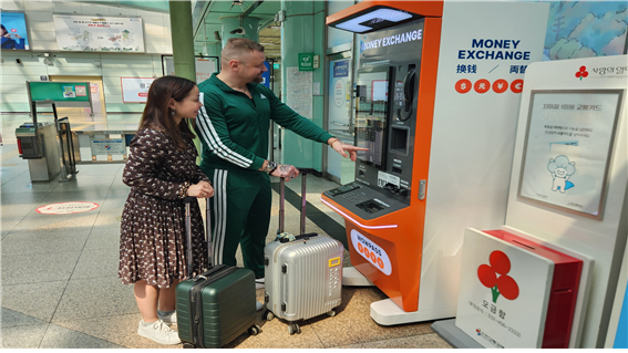 외국인이 인천터미널역에 설치된 무인 환전 키오스크를 이용하고 있다.<인천시 제공>