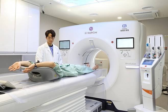 성빈센트병원 건강증진센터에 도입된 국내 최고 사양 'Revolution APEX Elite' CT. <성빈센트병원 제공>