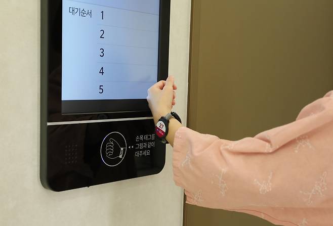 수검자가 RFID 손목밴드를 검사실 앞 대기판에 태그하는 모습. <성빈센트병원 제공>