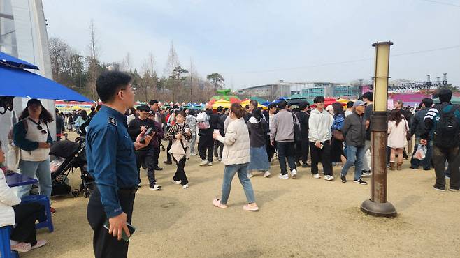 최효진 과장이 논산딸기축제장에서 안전관리를 하고 있는 장면.(사진=장병일 기자)