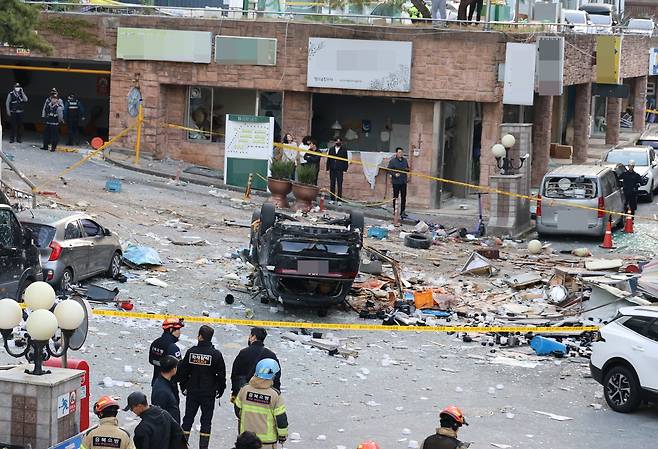 13일 오전 4시께 청주시 흥덕구 봉명동의 한 상가에서 발생한 폭발 사고 여파로 차량이 전복돼 있다.2026.4.13 사진=연합뉴스.