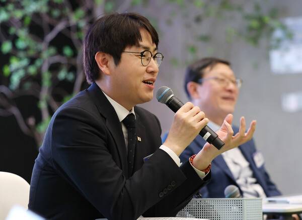 하정우 청와대 AI미래기획수석이 10일 서울 강남구 역삼동 GS타워에서 열린 AI혁신위원회 3차회의에 참석해 발언하고 있다. 연합뉴스