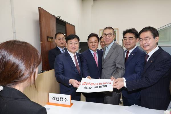 국민의힘 정점식(왼쪽부터) 정책위의장, 박완수 경남도지사, 박형준 부산시장, 이성권 부산시당위원장, 조경태 의원이 14일 국회 의안과에 경남부산특별시 설치 특별법을 제출하고 있다. /연합뉴스