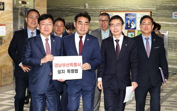 국민의힘 의원들이 14일 국회 의안과에 '경남부산특별시 설치 특별법'을 제출하기 위해 입장하고 있다. 왼쪽부터 최형두 의원, 정점식 정책위의장, 박완수 경남도지사, 이성권 부산시당위원장, 박형준 부산시장, 조경태 의원, 박수영 의원. /연합뉴스