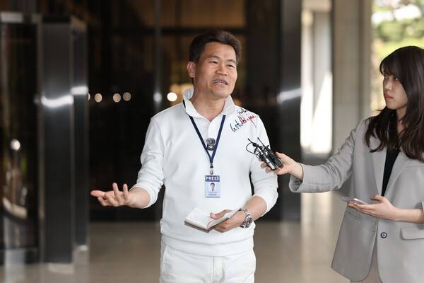 이재명 대통령과 이준석 개혁신당 대표에 대한 명예훼손 혐의를 받는 전 한국사 강사 전한길 씨가 13일 서울 서초구 서울중앙지방검찰청에서 열린 구속영장 청구 전 피의자 조사에 출석하며 취재진에 입장을 밝히고 있다. 연합뉴스