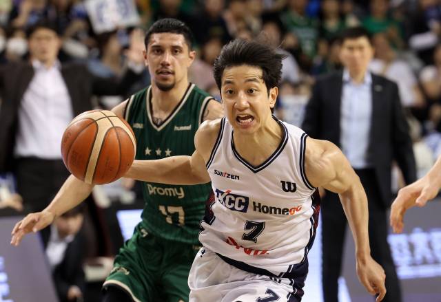 부산 KCC의 허훈이 지난 13일 강원 원주DB프로미아레나에서 열린 2025-2026 프로농구 원주 DB의 6강 플레이오프 1차전에서 돌파를 시도하고 있다. 연합뉴스