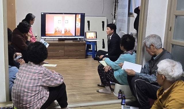 한국농어촌공사는 13일 경남 고성군 양촌마을회관에서 ‘마을회관 증축 주민설명회’를 열고 3차원 모형화(3D 모델링)와 생성형 인공지능을 활용한 설계안을 선보였다. 농어촌공사 제공