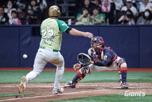 롯데 안방에 주전 경쟁이 점화됐다. 백업 포수 손성빈이 마운드 안정을 이끌면서 유강남의 자리를 위협하고 있다. 지난 11일 경기에서 홈 블로킹을 시도하는 손성빈. 롯데 자이언츠 제공