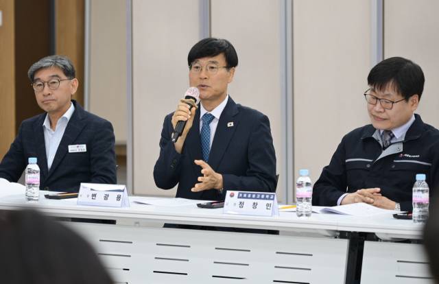 거제시는 14일 청사 대회의실에서 변광용 거제시장, 한화오션 임원배 노사상생협력본부장, 거제대학교 박장근 총장, 거제공업고등학교 정창민 교장이 참석한 가운데 ‘지역 청년 인재 육성 및 채용 협약’을 체결했다. 변광용 거제시장이 인사말을 하고 있다. 거제시 제공