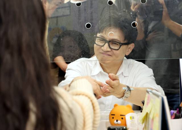 부산 북갑 보궐선거에 출마가 유력시되는 한동훈 전 국민의힘 대표가 14일 오후 부산 북구 만덕2동 행정복지센터에서 전입신고를 하고 있다. 정종회 기자 jjh@