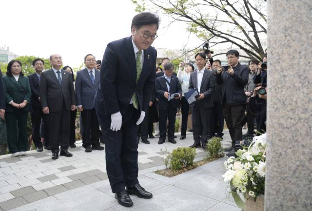 부마민주항쟁의 헌법 전문 수록을 골자로 한 개헌 논의가 본격화하는 가운데, 우원식 국회의장이 14일 부산대를 찾아 부마항쟁탑을 참배하고 있다. 정대현 기자 jhyun@