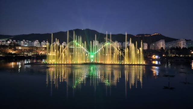 김해시의 대표 관광명소이자 도심 속 힐링 공간인 연지공원의 음악분수./김해시/
