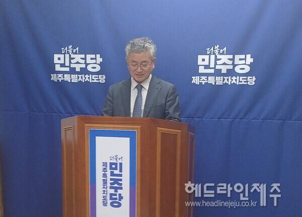 비례대표 순위투표 후보자를 발표하고 있는 김민호 위원장.