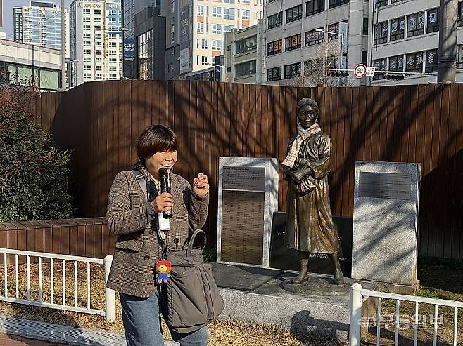 해설사가 금남로공원에 자리하고 있는 평화의 소녀상에 대해 설명하고 있다.