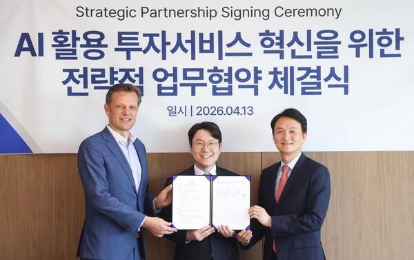 엄주성 키움증권 대표(오른쪽)와 임우형 LG AI연구원장(가운데), 니콜라스 팔마뉴 LSEG 글로벌영업대표(왼쪽)가 13일 오후 서울 여의도 키움증권 본사에서 업무협약식을 맺었다. [출처= 키움증권]