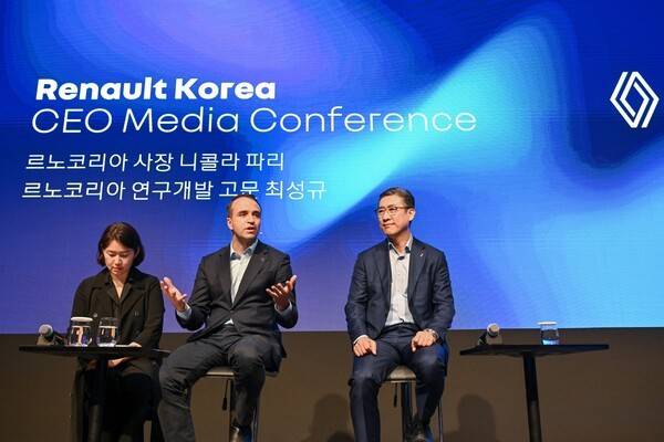 르노코리아 CEO 기자 간담회 현장 사진(좌측부터 르노코리아 니콜라 파리 사장, 최성규 연구개발 고문) [출처=르노코리아]