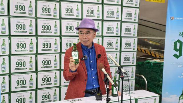 조웅래 선양소주 회장이 지난 6일 서울 송파구 가락몰 다농마트에서 진행된 ‘착한소주 990’ 출시기념 행사에서 발언하고 있다. [사진=김현아 기자]