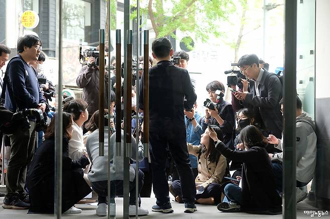 ▲ 민주노총 관계자들이 2023년4월21일 오전 고용노동부 직원들이 회계서류 비치·보존 여부가 확인되지 않은 노동조합에 대한 현장 조사를 위해 서울 중구 민주노총 사무실에 들어가려고 하자 이를 거부하고 있다. <자료사진 정기훈 기자>