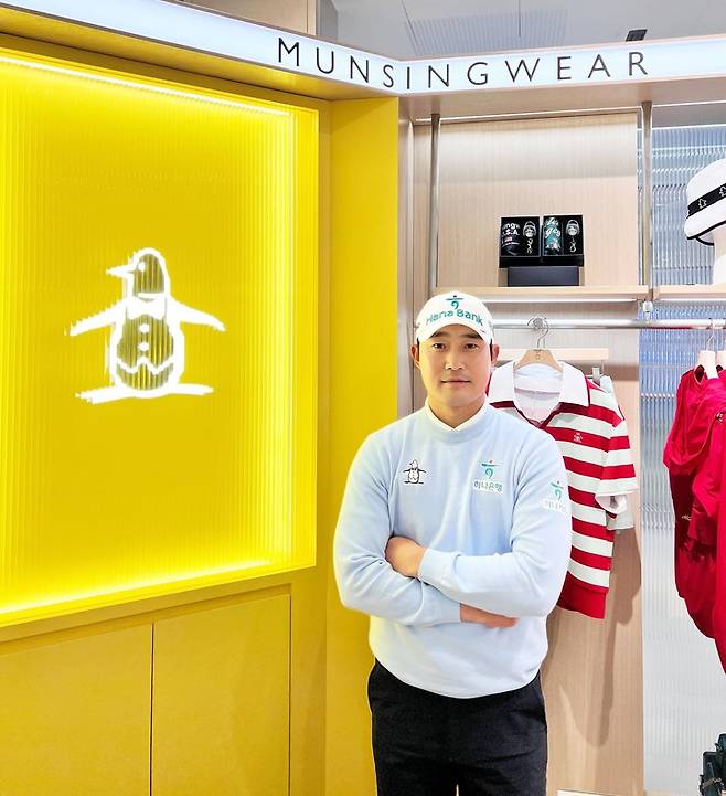 2026시즌 먼싱웨어와 의류 후원 계약을 체결한 박은신이 포즈를 취하고 있다.