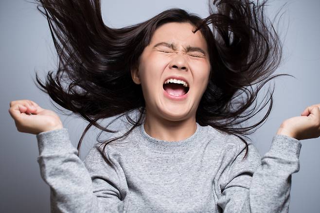 정전기 현상을 계속 겪다 보면 머리가 엉키면서 모발이 손상돼 탈모가 유발될 수 있다. 사진=게티이미지뱅크