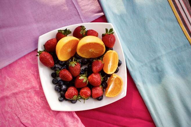 베리류와 감귤류는 플라보노이드가 풍부한 식품으로, 연구에서는 이러한 과일 섭취가 긍정적 심리 상태 유지와 연관된 것으로 나타났다. 사진=게티이미지뱅크