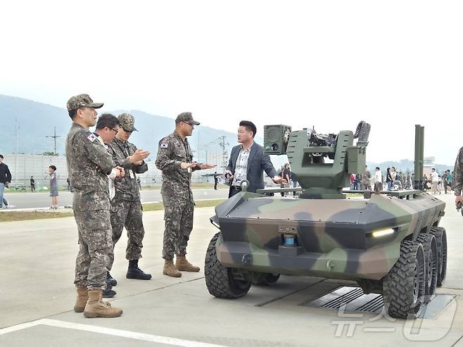 지난 2024년 아미 타이거(Army TIGER) 드론봇 페스티벌에서 군 관계자들이 다목적 무인전투차량을 살피는 모습.2024.05.24. ⓒ 뉴스1 양희문 기자