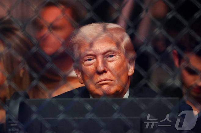 도널드 트럼프 미국 대통령이 11일(현지시간) 미국 플로리다 마이애미 카세야 센터에서 열린 UFC 327 행사에서 경기를 관람하고 있다. ⓒ 로이터=뉴스1