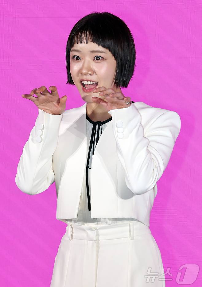 배우 김향기가 14일 서울 영등포구 신도림 더 세인트 그랜드볼룸에서 열린 쿠팡플레이 시리즈 ‘로맨스의 절대값’ 제작발표회에 참석해 포즈를 취하고 있다. '로맨스의 절대값'은 꽃미남 선생님들을 주인공으로 로맨스 소설을 쓰던 여고생이 현실에서 그들과 예상치 못한 순간들을 마주하며, 파란만장한 학교생활의 주인공이 되는 하이틴 로맨스로 오는 17일 오후 8시 공개된다. 2026.4.14 ⓒ 뉴스1 김진환 기자