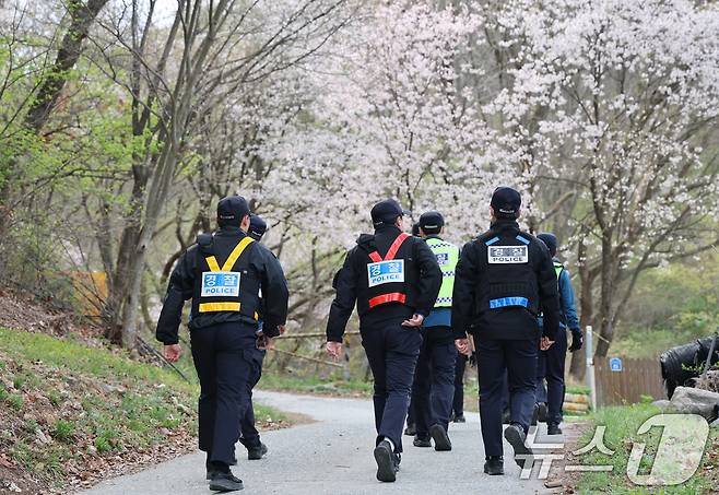 대전 오월드를 탈출한 늑대 '늑구'가 14일 대전 중구 무수동 오도산 일대에서 발견됐으나 포위망을 뚫고 달아나 경찰이 포획을 하기 위해 이동하고 있다. 2026.4.14 ⓒ 뉴스1 김기태 기자