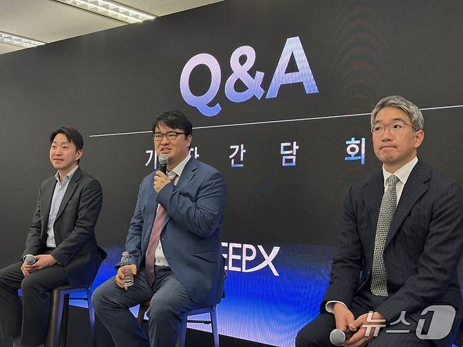 피지컬 인공지능(AI) 반도체 기업 딥엑스가 14일 경기도 성남 판교 본사에서 첫 기자간담회를 열었다. (왼쪽부터) 고범석 이사, 김녹원 대표, 조영호 CFO가 질의응답을 진행하고 있다. 2026.4.14 ⓒ 뉴스1 이기범 기자