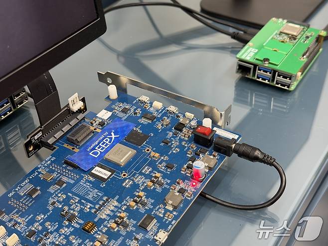 딥엑스의 AI 반도체 'DX-M1' 2026.4.14 ⓒ 뉴스1 이기범 기자