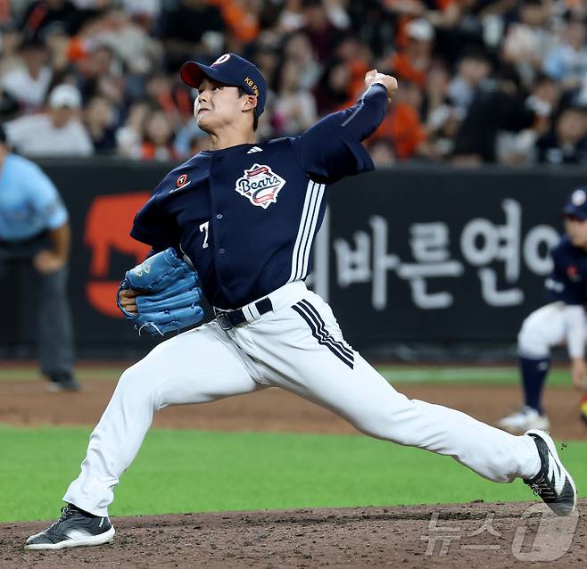 19일 대전 한화생명볼파크에서 열린 프로야구 '2025 신한 SOL 뱅크 KBO리그' 한화이글스 대 두산베어스 경기에서 두산 이교훈이 투구하고 있다 2025.8.19 ⓒ 뉴스1 김기남 기자