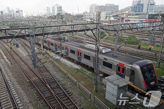 서울 구로역을 지나는 1호선 열차 모습.(자료사진)ⓒ 뉴스1 오대일 기자