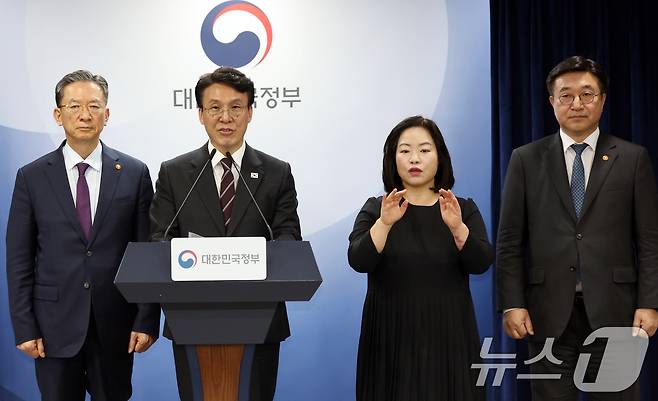 김민석 국무총리가 14일 오후 서울 종로구 세종대로 정부서울청사에서 제9회 전국동시지방선거 대국민담화를 발표하고 있다. 2026.4.14 ⓒ 뉴스1 김명섭 기자