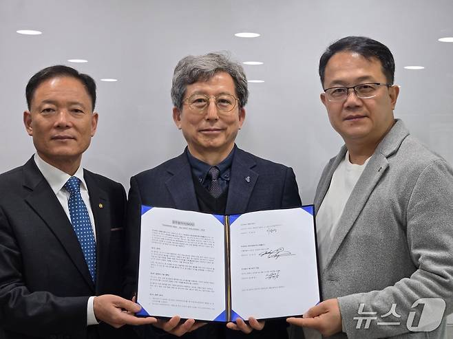 송병일 ㈜에스씨이건설 대표이사, 이종경 ㈜태왕디엔디 대표이사, 진대현 ㈜제이앤제이 퍼스트홀딩스 대표이사가 14일  슈퍼콘크리트 AI 데이터센터 구축과 관련한 MOU를 맺었다. ⓒ 뉴스1