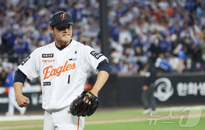 14일 대전 한화생명볼파크에서 열린 2026 신한 SOL KBO리그 삼성 라이온즈와 한화 이글스의 경기에서 3회초 한화 문동주가 삼성 디아즈의 안타를 호수비로 막은 페라자에게 고마움을 표시하고 있다. 2026.4.14 ⓒ 뉴스1 김기남 기자