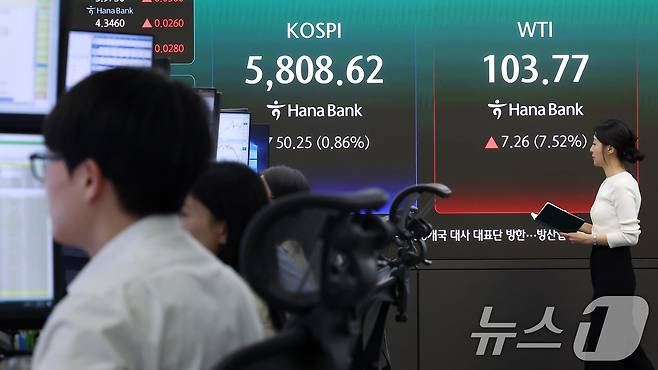 서울 중구 하나은행 본점 딜링룸에 코스피와 서부텍사스산 원유 가격이 나오고 있다. ⓒ 뉴스1 김성진 기자