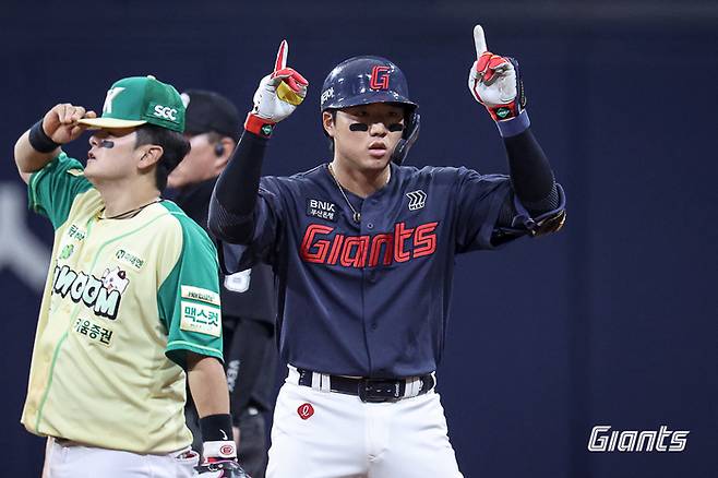 롯데 손성빈이 12일 서울 고척스카이돔에서 열린 2026 KBO리그 정규시즌 키움전에서 2루타를 친 후 세리머니를 하고 있다. 사진 | 롯데 자어인츠