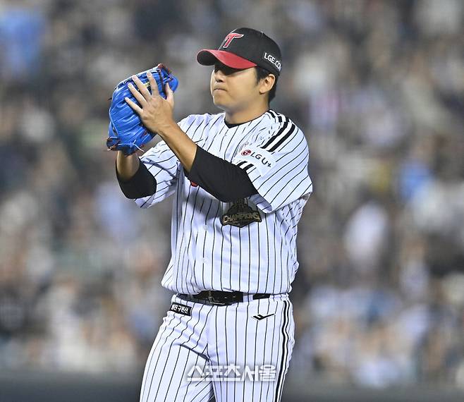 LG 투수 송승기가 14일 서울 잠실구장에서 열린 2026 KBO리그 롯데전 6회초 2사2루 상대 한동희를 우익수 플라이 아웃으로 처리한 후 박수를 치고 있다. 잠실 | 최승섭기자 thunder@sportsseoul.com